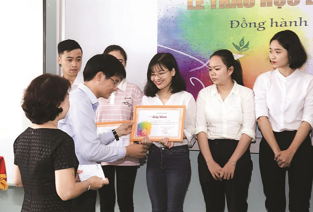 Trao 150 triệu đồng học bổng cho sinh viên Đại học Khoa học Xã hội và Nhân văn TPHCM