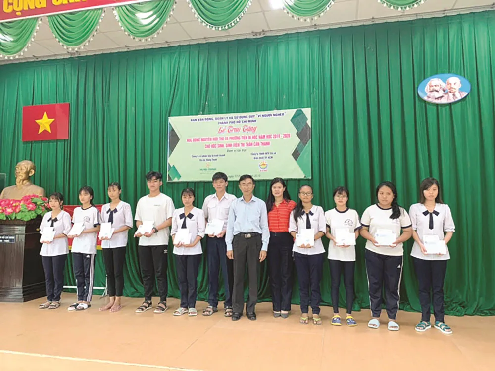 Trao tặng 257 học bổng cho học sinh, sinh viên huyện Nhà Bè năm học 2019 - 2020 ảnh 1