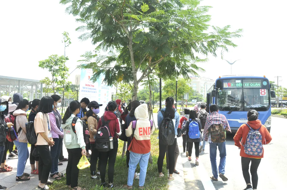 Hoạt động xe buýt ngày càng “èo uột” ảnh 2 Hoạt động xe buýt ngày càng “èo uột” ảnh 2