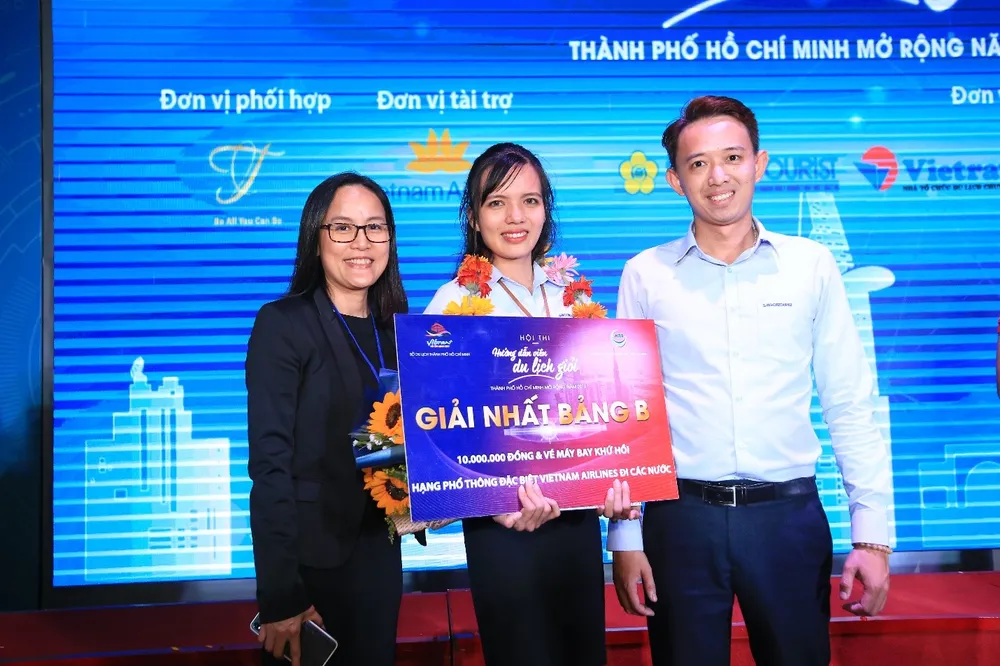 Hướng dẫn viên Dương Thùy Dung nhận giải nhất bảng B dành cho hướng dẫn viên nội địa