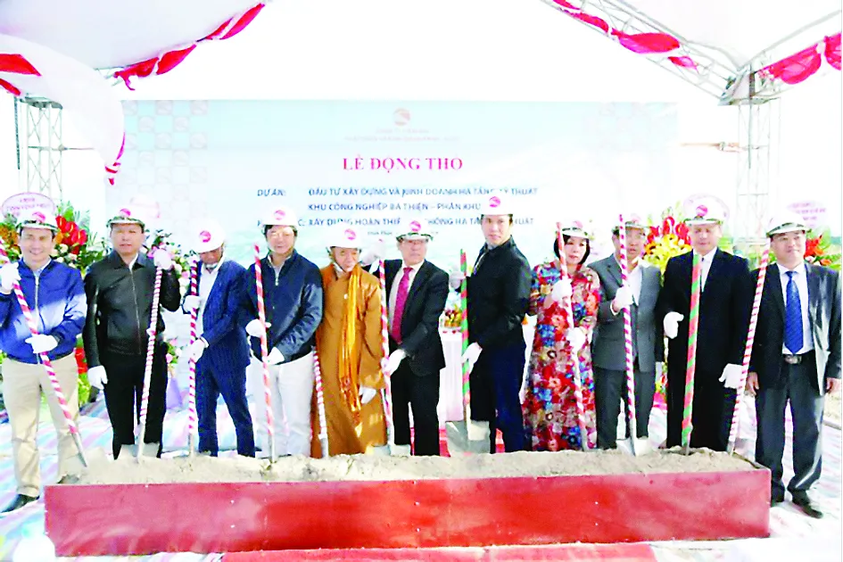 Các đại biểu thực hiện nghi thức động thổ Dự án đầu tư xây dựng và kinh doanh hạ tầng kỹ thuật khu công nghiệp Bá Thiện - Phân khu 1