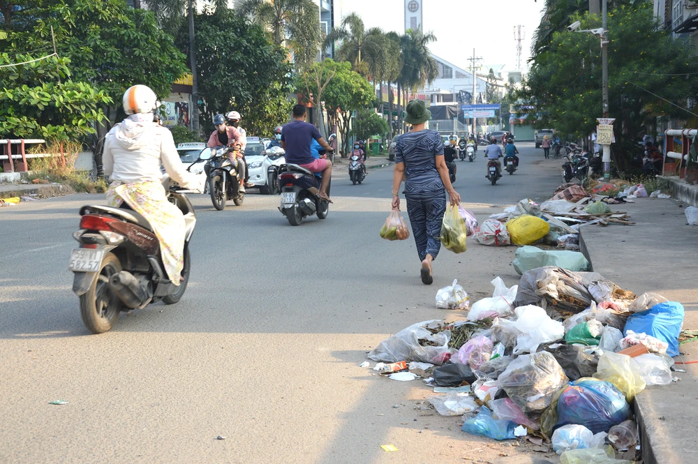 Xả rác bừa bãi ra lòng đường, vỉa hè