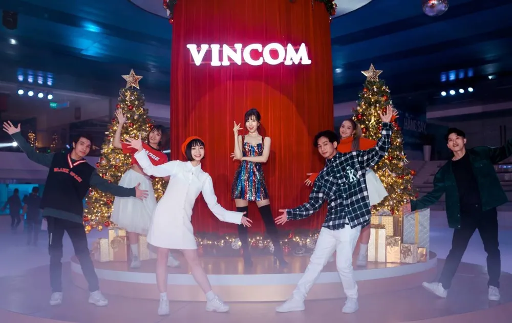 Cây thông “siêu cao khổng lồ” và cây thông “biết bay” tại TPHCM, bạn đã thử chưa? ảnh 4