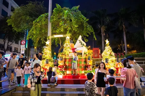 Cây thông “siêu cao khổng lồ” và cây thông “biết bay” tại TPHCM, bạn đã thử chưa? ảnh 7