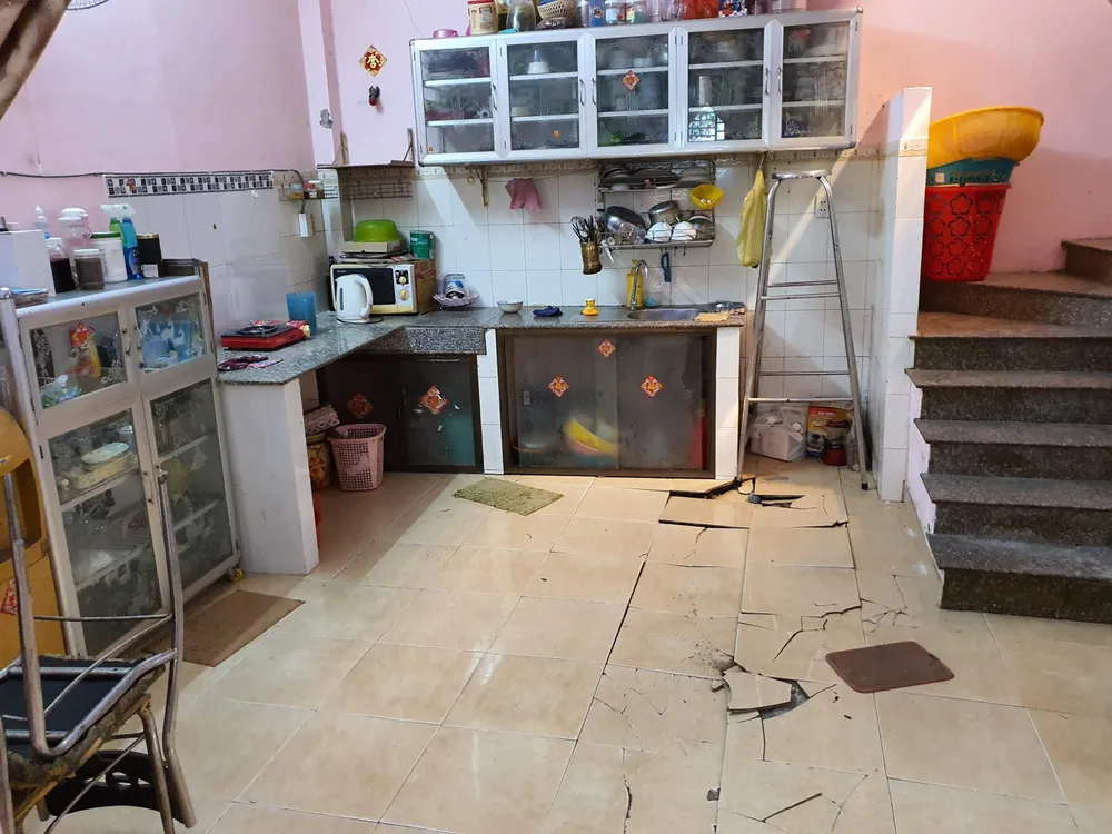 Nền nhà của ông Võ Văn Tặc bị sụt lún