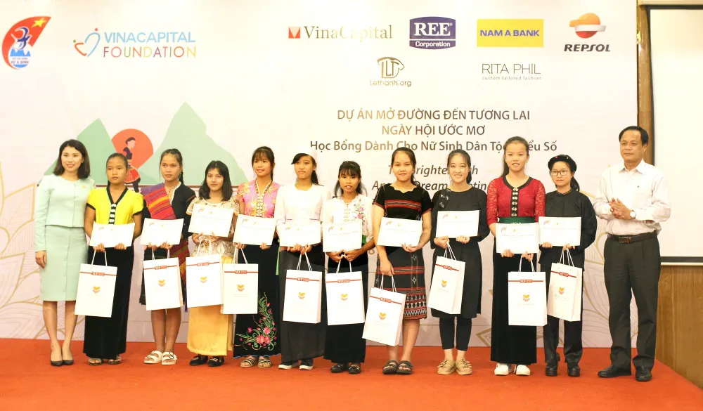 “Triệu lá cờ - Triệu niềm tin” - Nam A Bank chung tay bảo vệ biển đảo Việt Nam ảnh 2 “Triệu lá cờ - Triệu niềm tin” - Nam A Bank chung tay bảo vệ biển đảo Việt Nam ảnh 2