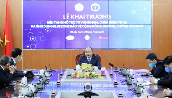 Thủ tướng Nguyễn Xuân Phúc phát biểu tại Lễ khai trương Nền tảng hỗ trợ tư vấn khám, chữa bệnh từ xa và ứng dụng Bluezone bảo vệ cộng đồng, phòng chống, Covid-19. Ảnh: THỐNG NHẤT