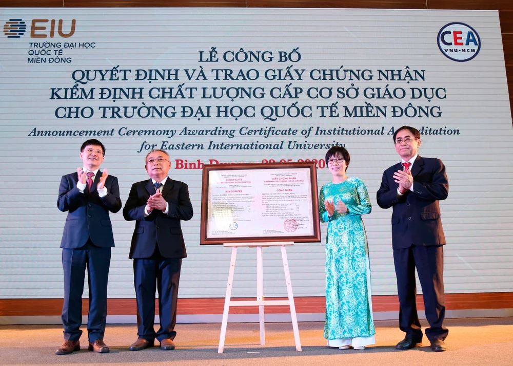 Đại diện Trường Đại học Quốc tế Miền Đông nhận giấy chứng nhận kiểm định chất lượng giáo dục