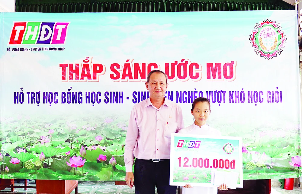 Công ty TNHH MTV Xổ số Kiến thiết Đồng Tháp trao học bổng “Thắp sáng ước mơ” 