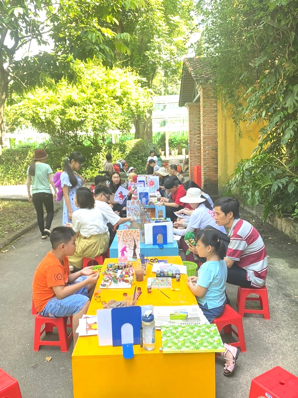 Một buổi học vẽ ngoài trời dành cho thiếu nhi tại Thảo Cầm viên Sài Gòn 