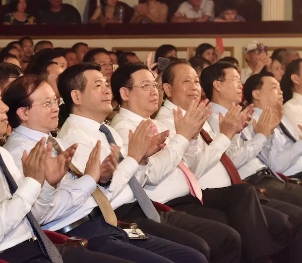 Chương trình “Màu hoa đỏ” - Món quà ý nghĩa tri ân những người có công ảnh 1 Chương trình “Màu hoa đỏ” - Món quà ý nghĩa tri ân những người có công ảnh 1