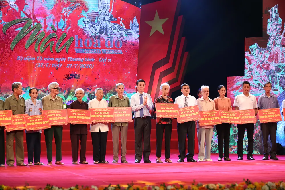 Chương trình “Màu hoa đỏ” - Món quà ý nghĩa tri ân những người có công ảnh 2 Chương trình “Màu hoa đỏ” - Món quà ý nghĩa tri ân những người có công ảnh 2