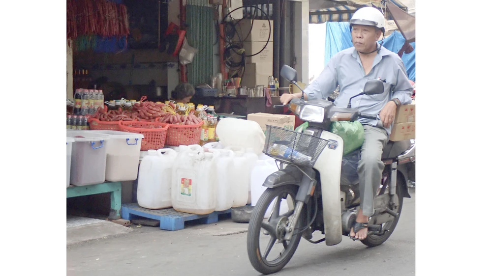 Tràn lan dầu ăn “3 không” ảnh 1 Tràn lan dầu ăn “3 không” ảnh 1