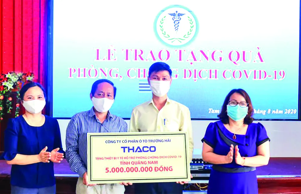 Ông Nguyễn Quang Bảo - Phó TGĐ phụ trách Sản xuất trao tặng thiết bị y tế hỗ trợ phòng chống dịch cho Tiến sĩ, bác sĩ Nguyễn Văn Văn - PGĐ Sở Y tế tỉnh Quảng Nam