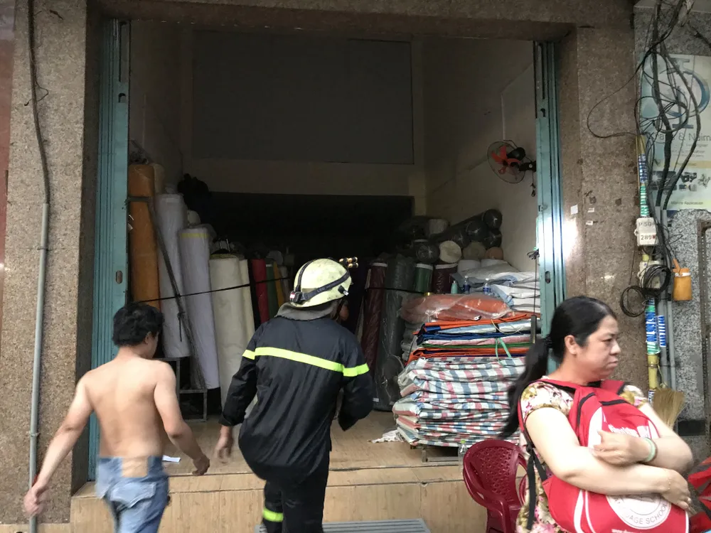 Cháy nhà kho trong hẻm ở trung tâm TPHCM ảnh 2 Cháy nhà kho trong hẻm ở trung tâm TPHCM ảnh 2