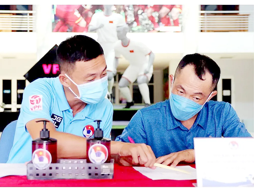 Các trọng tài tham gia lớp tập huấn chuẩn bị điều hành V-League 2020. Ảnh: DŨNG PHƯƠNG