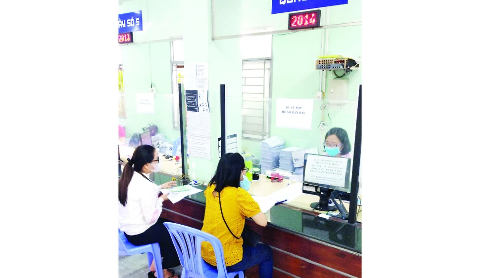 Người lao động nộp hồ sơ đề nghị hưởng trợ cấp thất nghiệp tại Trung tâm dịch vụ việc làm TPHCM