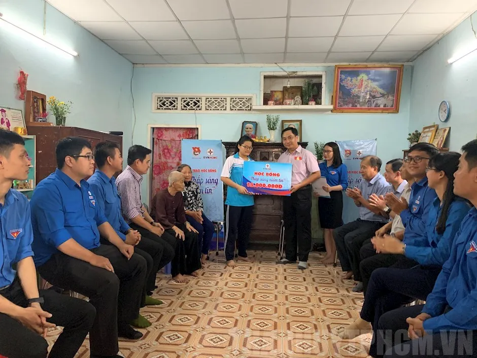 Trao tặng học bổng cho em Nguyễn Thị Ánh Ngọc. Ảnh: TẤN KHƯƠNG