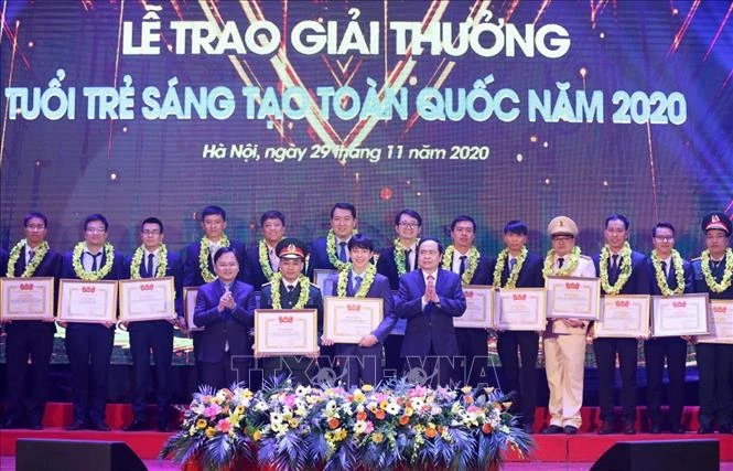 Chủ tịch Ủy ban Trung ương MTTQ Việt Nam Trần Thanh Mẫn (bên phải) và Bí thư thứ nhất Trung ương Đoàn, Chủ tịch Hội LHTN Việt Nam Nguyễn Anh Tuấn (bên trái) trao Bằng khen tặng các tác giả và nhóm tác giả tại buổi lễ. Ảnh: TTXVN