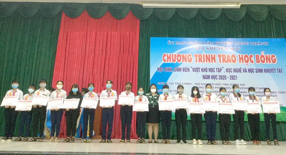 Bà Nguyễn Thu Thủy (Phó giám đốc Đối ngoại) đại diện Công ty CPHH Vedan Việt Nam, trao học bổng cho các em