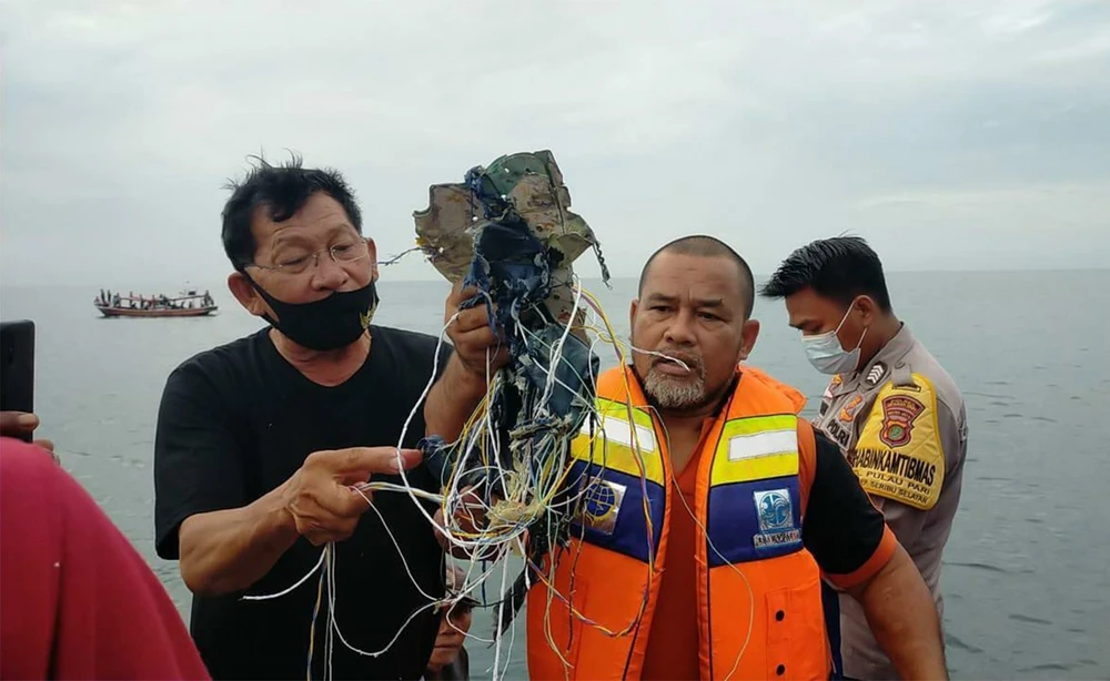 Những vật thể được cho là thiết bị và đồ dùng của hành khách trên máy bay mất liên lạc thuộc Hãng hàng không Sriwijaya Air, Indonesia. Ảnh: TWITTER