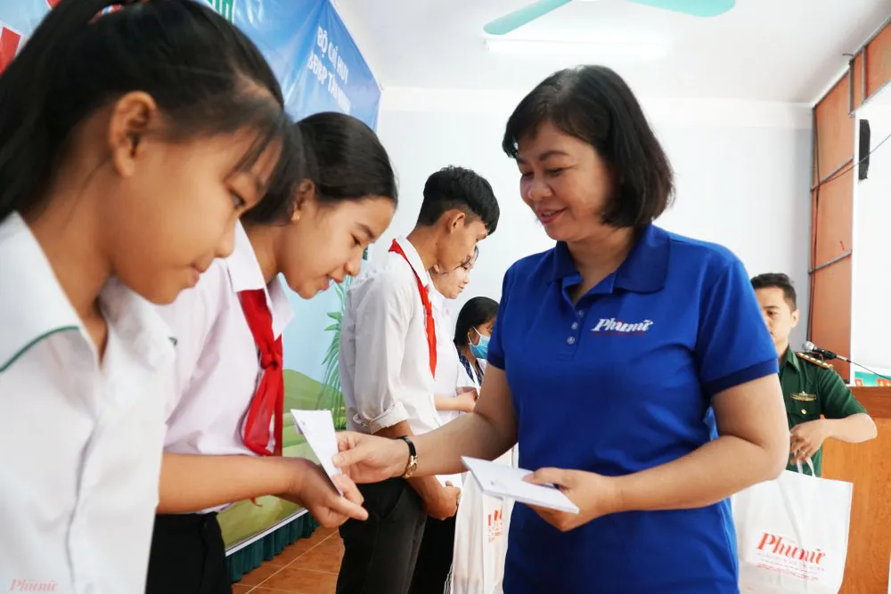 Báo Phụ nữ TPHCM trao 100 học bổng cho học sinh nghèo ở Tây Ninh ảnh 1 Báo Phụ nữ TPHCM trao 100 học bổng cho học sinh nghèo ở Tây Ninh ảnh 1