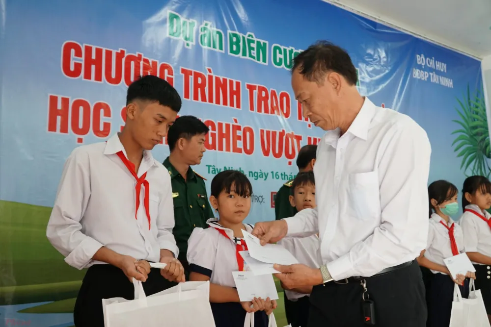 Báo Phụ nữ TPHCM trao 100 học bổng cho học sinh nghèo ở Tây Ninh ảnh 2 Báo Phụ nữ TPHCM trao 100 học bổng cho học sinh nghèo ở Tây Ninh ảnh 2