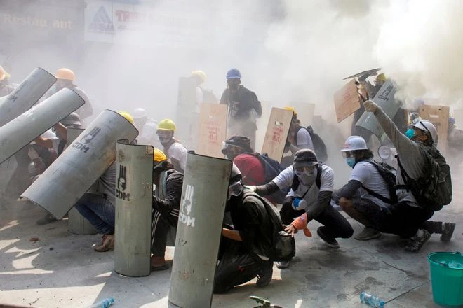 Người biểu tình tại Yangon. Ảnh: REUTERS