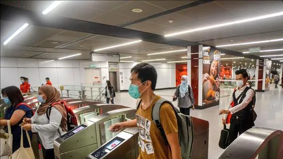 Người dân đeo khẩu trang phòng dịch Covid-19 ở một nhà ga đường sắt trên cao ở Kuala Lumpur, Malaysia. Ảnh: THX/TTXVN