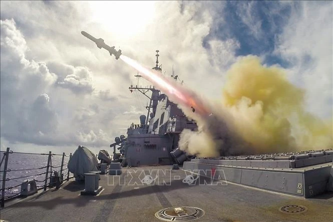 Tên lửa Harpoon được phóng từ tàu khu trục USS Fitzgerald của Mỹ trong cuộc tập trận bắn đạn thật trên biển gần Guam. Ảnh: AFP/TTXVN