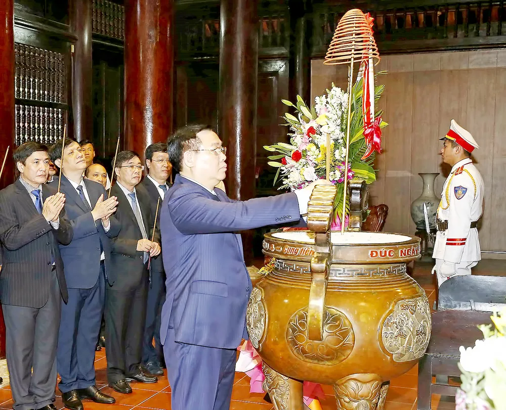 Chủ tịch Quốc hội Vương Đình Huệ dâng hương tưởng niệm Chủ tịch Hồ Chí Minh tại Khu di tích quốc gia đặc biệt Kim Liên (huyện Nam Đàn). Ảnh: DUY CƯỜNG