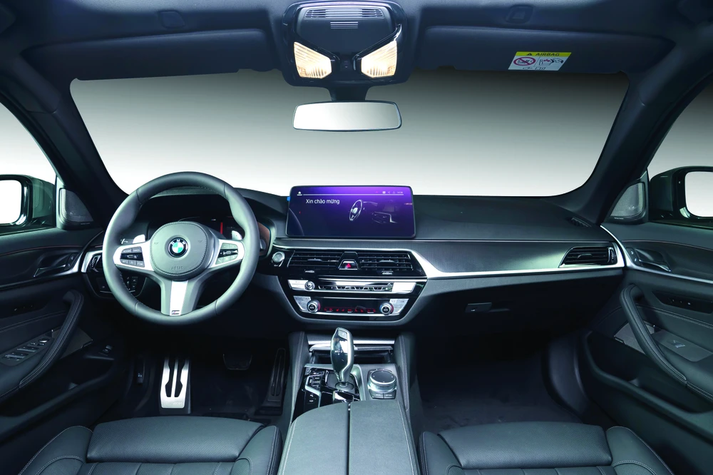 BMW 5 Series mới chính thức ra mắt tại Việt Nam: Thay đổi để dẫn đầu ảnh 2 BMW 5 Series mới chính thức ra mắt tại Việt Nam: Thay đổi để dẫn đầu ảnh 2