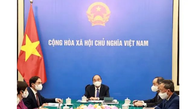 Chủ tịch nước Nguyễn Xuân Phúc điện đàm với Thủ tướng Nhật Bản Suga Yoshihide. Ảnh: TTXVN