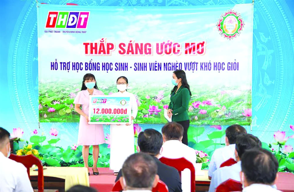 Trao học bổng “Thắp sáng ước mơ” cho em Nguyễn Ngọc Hân tại huyện Cao Lãnh