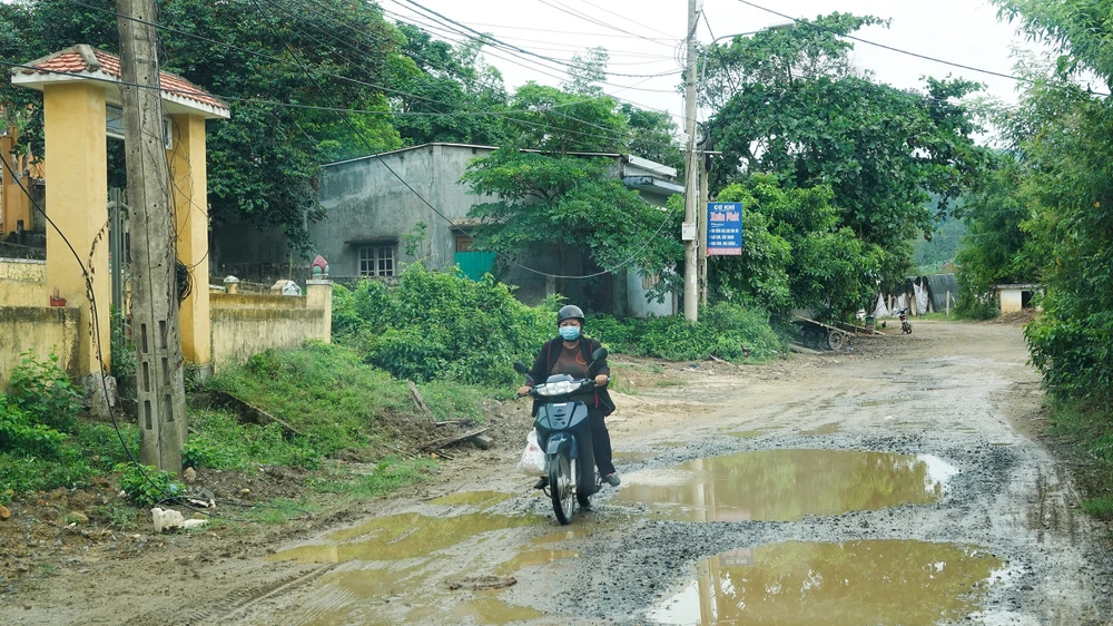 Mặt đường ĐT601 đi vào xã Hòa Bắc (huyện Hòa Vang, TP Đà Nẵng) bong tróc