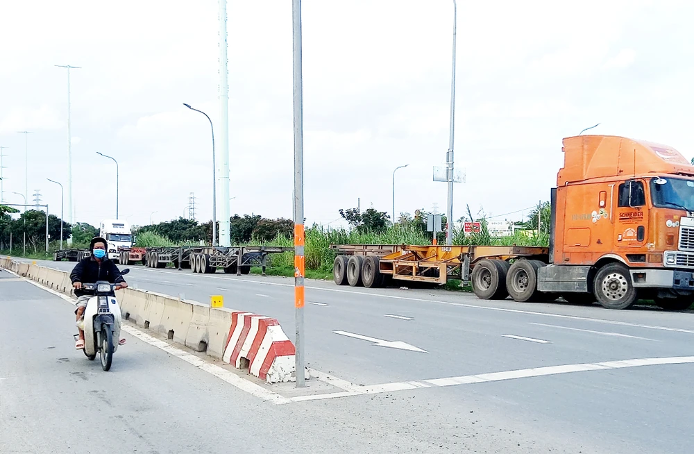 Bất an xe container đậu tràn lòng đường