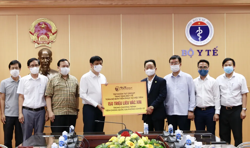 Ông Đỗ Quang Hiển, Chủ tịch HĐQT kiêm Tổng Giám đốc Tập đoàn T&T Group trao tặng Bộ Y tế toàn bộ bơm kim tiêm phục vụ chiến dịch tiêm 150 triệu liều vaccine phòng Covid-19 cho Bộ trưởng Bộ Y tế Nguyễn Thanh Long