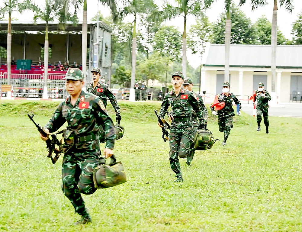 Đội tuyển QĐND Việt Nam cơ động ra vị trí thi bắn tỉa