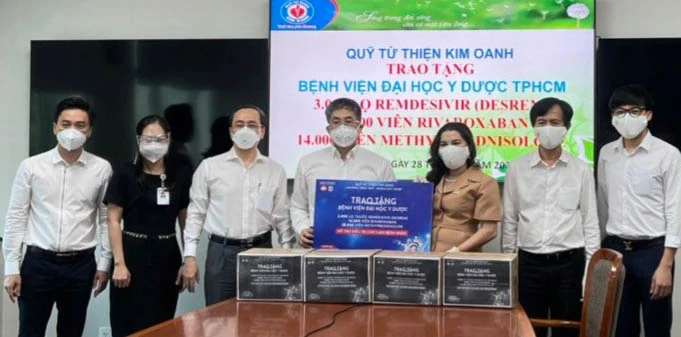 Đại diện Tập đoàn Kim Oanh trao thuốc điều trị Covid-19 cho Bệnh viện Đại học Y Dược TPHCM