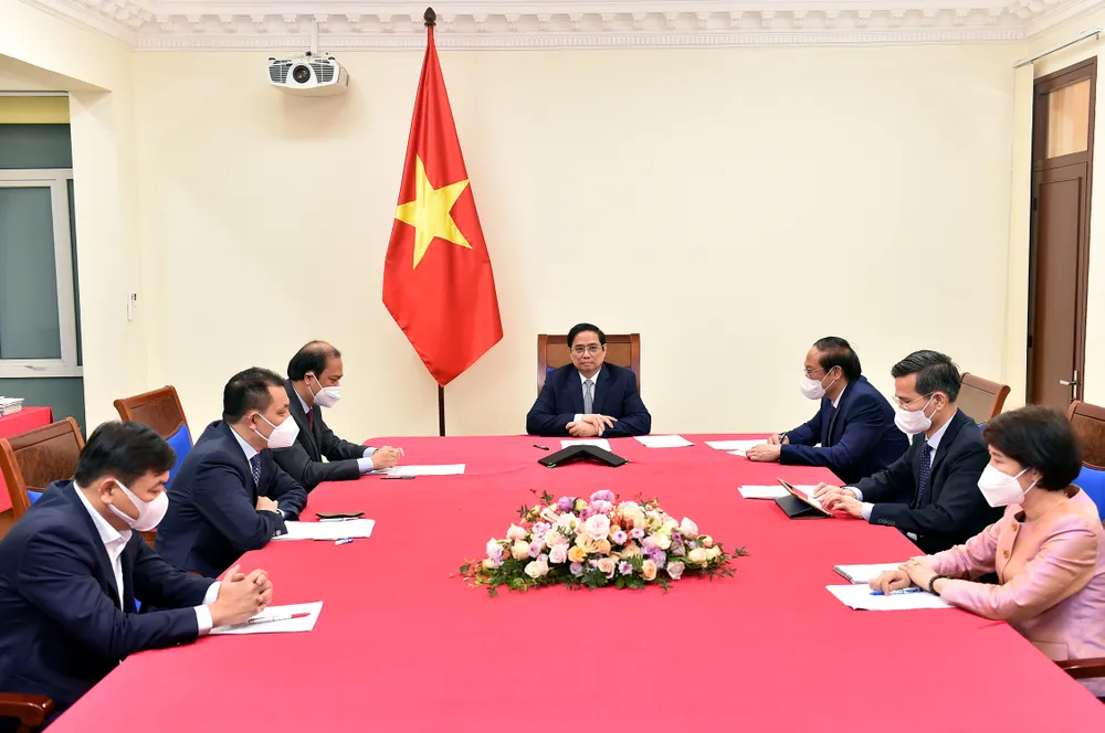 Thủ tướng Chính phủ Phạm Minh Chính điện đàm với Đặc phái viên của Tổng thống Hoa Kỳ về biến đổi khí hậu John Kerry. Ảnh: VGP
