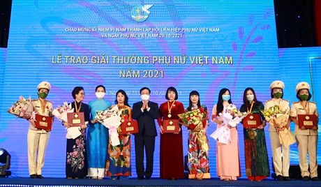 Giải thưởng Phụ nữ Việt Nam năm 2021 được trao cho 6 tập thể và 10 cá nhân xuất sắc trên các lĩnh vực kinh tế, giáo dục, văn hóa, y học, công tác xã hội, phát triển cộng đồng. Ảnh: VGP