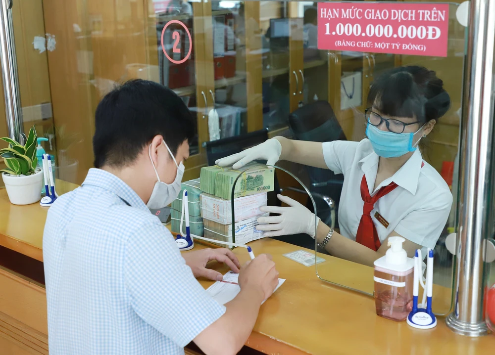 Giao dịch tại Agribank - Chi nhánh Hoàn Kiếm, Hà Nội. Ảnh: QUANG PHÚC