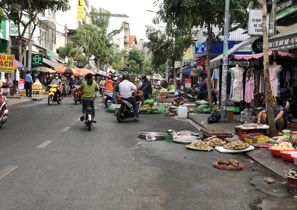 Tái diễn tình trạng lấn chiếm vỉa hè, không gian công cộng ảnh 1 Tái diễn tình trạng lấn chiếm vỉa hè, không gian công cộng ảnh 1