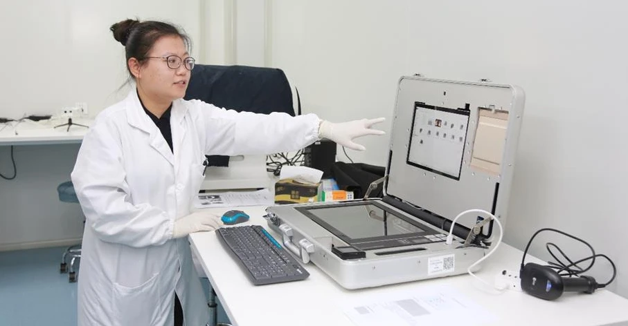 Một nhà khoa học trong nhóm nghiên cứu công bố kết quả thu thập các mẫu vân tay