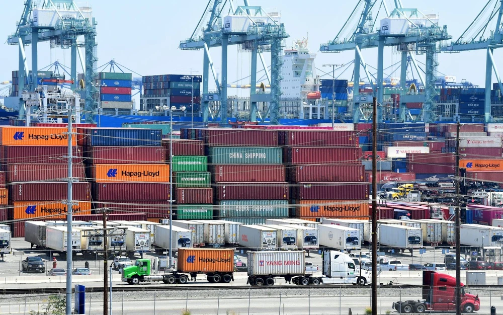 Bốc dỡ container hàng hóa tại cảng Long Beach, California, Mỹ. Ảnh: AFP/ TTXVN