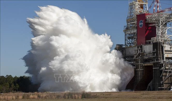 Hệ thống tên lửa đẩy SLS trong cuộc thử nghiệm lần thứ hai tại Trung tâm Vũ trụ Stennis của NASA bên ngoài vịnh St. Louis ở Mississippi, Mỹ, ngày 18-3-2021. Ảnh: TTXVN