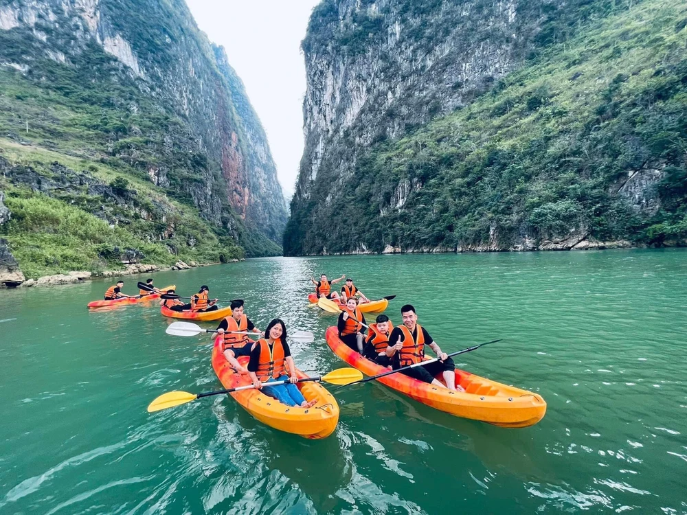 Tết Nhâm Dần 2022: “Biển người” du xuân ảnh 2 Tết Nhâm Dần 2022: “Biển người” du xuân ảnh 2