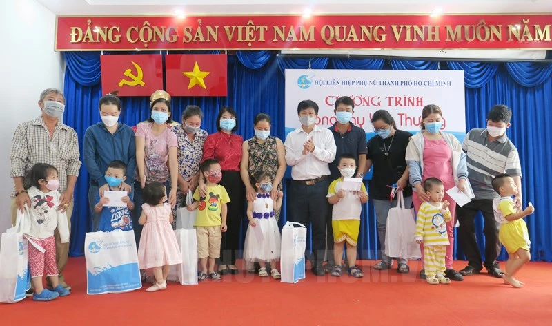 Chương trình “Vòng tay yêu thương” trao tặng quà cho trẻ em mồ côi do dịch Covid-19. Ảnh: hcmcpv.org.vn