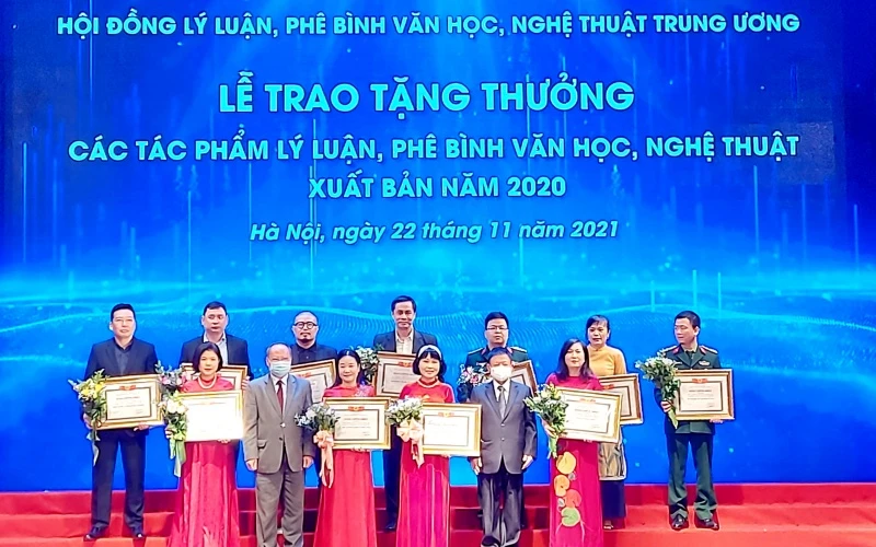 Đại diện 13 cơ quan, đơn vị nhận tặng thưởng lĩnh vực lý luận, phê bình văn học, nghệ thuật năm 2020. Ảnh: Báo Nhân Dân