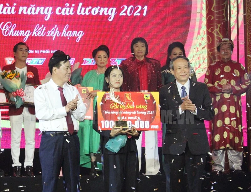 Thí sinh 20 tuổi Biện Thị Kim Thuy đạt danh hiệu Quán quân "Bông lúa vàng 2021". Ảnh: hcmcpv.org.vn